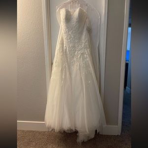 Essence of Australia, Size 14, Unaltered, Wedding Dress